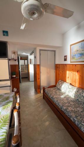 een slaapkamer met een bed en een plafond bij Miramar Vista al Mar in Miramar