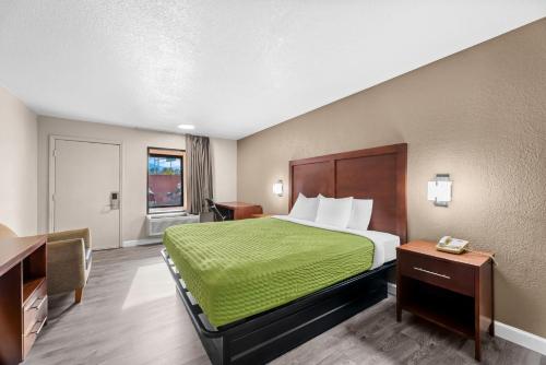 Postel nebo postele na pokoji v ubytování Econo Lodge Kannapolis - Concord