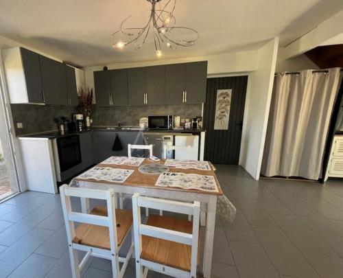 Η κουζίνα ή μικρή κουζίνα στο Gite indépendant dans propriété sécurisée avec piscine