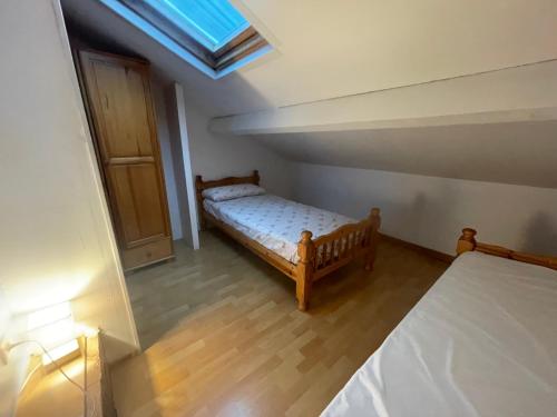 Ένα ή περισσότερα κρεβάτια σε δωμάτιο στο Gite indépendant dans propriété sécurisée avec piscine