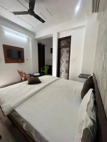 un grande letto bianco in una camera da letto con soffitto di Staylo master Inn a Lucknow