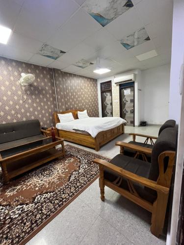 una camera da letto con un letto, un divano e un tavolo di Staylo master Inn a Lucknow