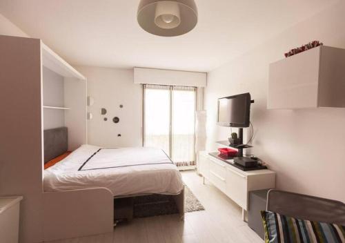 Ένα ή περισσότερα κρεβάτια σε δωμάτιο στο Paris à portée de main