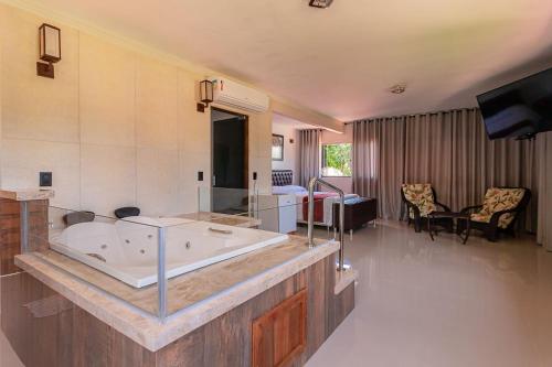 ein großes Badezimmer mit Badewanne in einem Zimmer in der Unterkunft Pousada Dona Bili in Pirenópolis