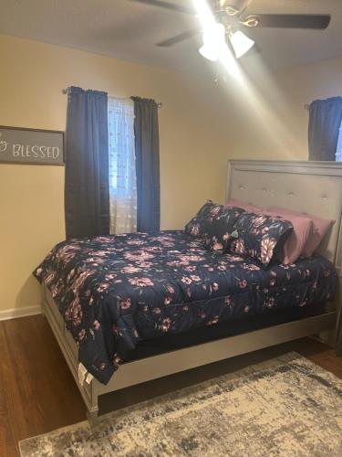 Postel nebo postele na pokoji v ubytování Orleans near Beale