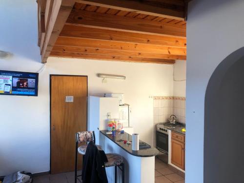 una cucina con soffitti in legno e piano di lavoro di Bajada 1-2 a Las Grutas