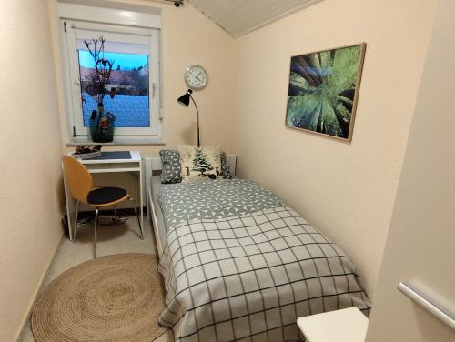 Postel nebo postele na pokoji v ubytování Ferienwohnung Im Grünen