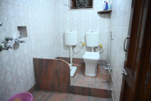 Ванная комната в Archana Guest House - 10 mins away from Baidyanath Mandir