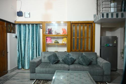Гостиная зона в Archana Guest House - 10 mins away from Baidyanath Mandir