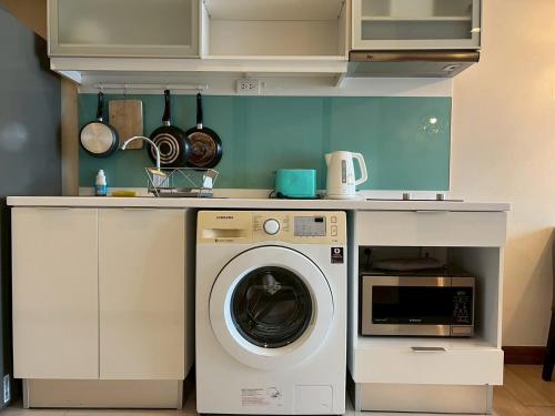 Kuchyň nebo kuchyňský kout v ubytování The Astra Luxury Condo in Town