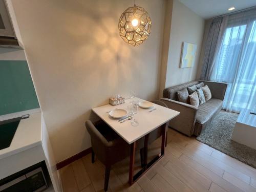 Posezení v ubytování The Astra Luxury Condo in Town