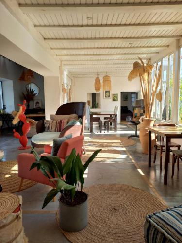 Posezení v ubytování Les jardins de Silona, piscine chauffée