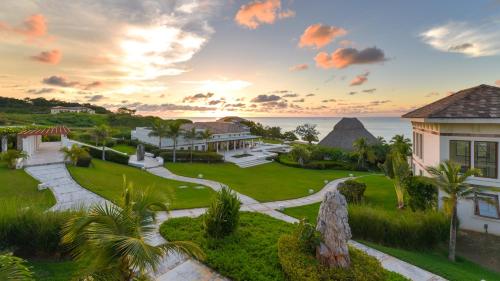 First Bight的住宿－Las Verandas Hotel & Villas，享有度假胜地的空中景致,以海洋为背景