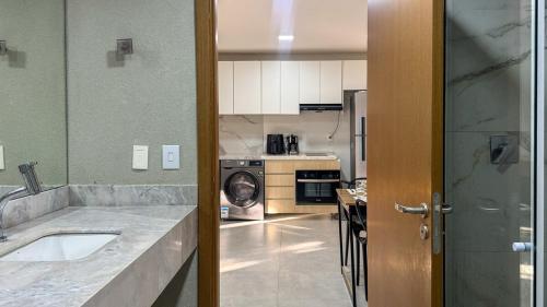 cocina con fregadero, lavadora y secadora en Pipa de oliveiras, en Pipa