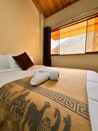 een slaapkamer met een groot bed en een raam bij Andher Palace Hotel in Ollantaytambo