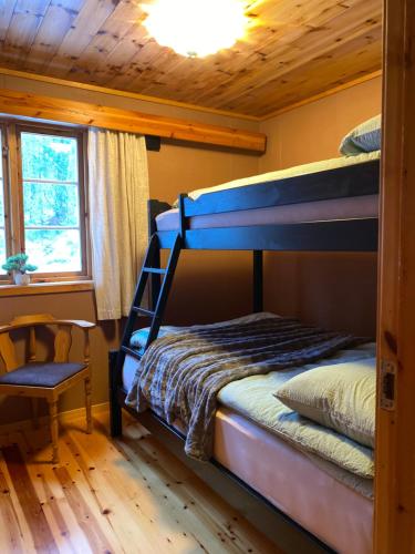 En eller flere senge i et værelse på Holmøy Lodge