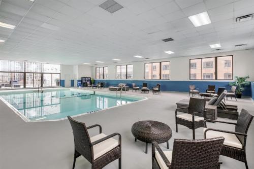 a swimming pool with chairs and a table in a building at Best Western Chicago Downtown-River North in Chicago