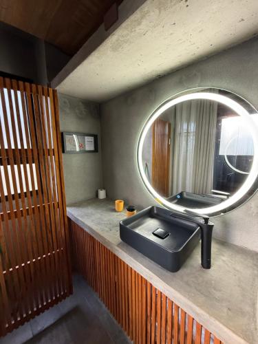 un bagno con lavandino e specchio di Alta Canastra a Delfinópolis