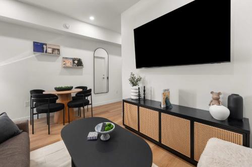 Un televizor și/sau centru de divertisment la Casa Hotels McCaul- New Downtown Suite w Laundry