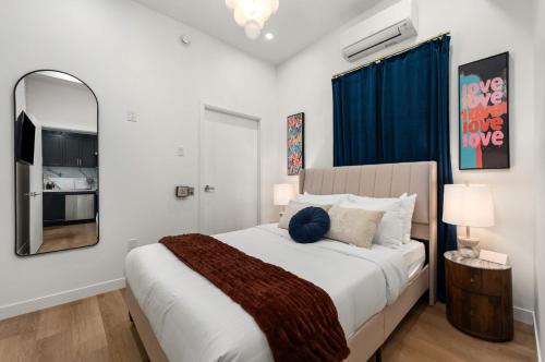 Un pat sau paturi într-o cameră la Casa Hotels McCaul- New Downtown Suite w Laundry