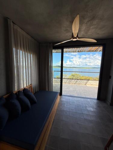 una camera da letto con un letto con vista sull'oceano di Alta Canastra a Delfinópolis