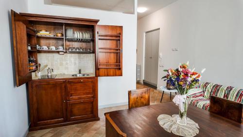 een woonkamer met een tafel en een bank bij The Gualdo Hideaway in Gualdo Tadino