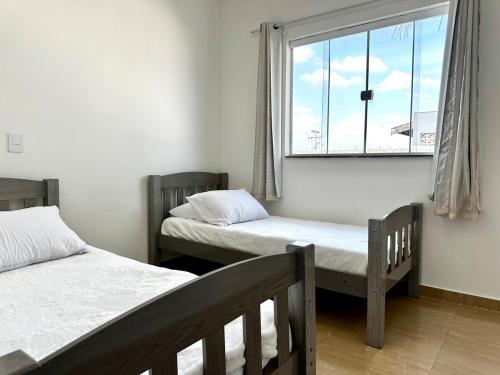 En eller flere senge i et værelse på Casa Aconchegante em Hortolândia
