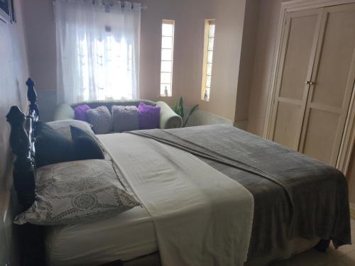 Ένα ή περισσότερα κρεβάτια σε δωμάτιο στο Gables Vacation Rentals with Private Gated Parking Onsite