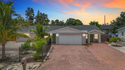 een huis met een garage en een hek bij Siesta Key Paradise for Beach Lovers in Southgate