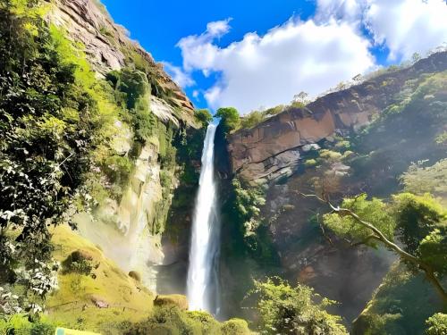 Itiquira Park Hotel في فورموزا: شلال في وسط الوادي