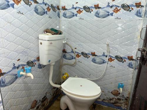 een badkamer met een wit toilet in een kamer bij SK HOTEL & Restaurant in Prayagraj