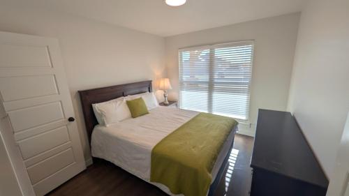 een slaapkamer met een bed en een raam bij Immaculate 4BR New Construction Home in Lubbock