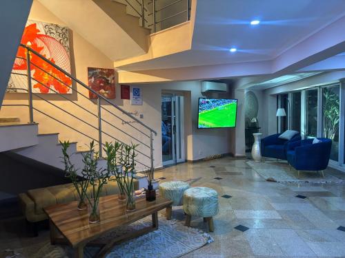 Μια τηλεόραση ή/και κέντρο ψυχαγωγίας στο Deluxe Double at Angel Hotel VI