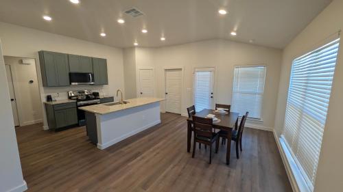 een keuken en eetkamer met een tafel en stoelen bij Immaculate 4BR New Construction Home in Lubbock
