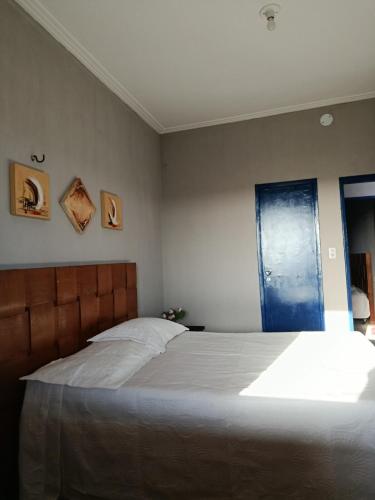 São Gonçalo do AmaranteにあるCasa"Taíba Beach House"のベッドと窓のある寝室