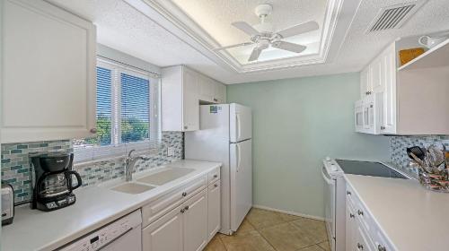 Nhà bếp/bếp nhỏ tại Crescent Royale Condominiums 306