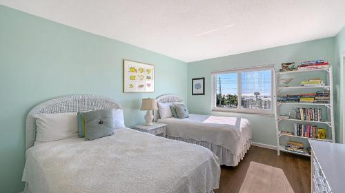 Giường trong phòng chung tại Crescent Royale Condominiums 306