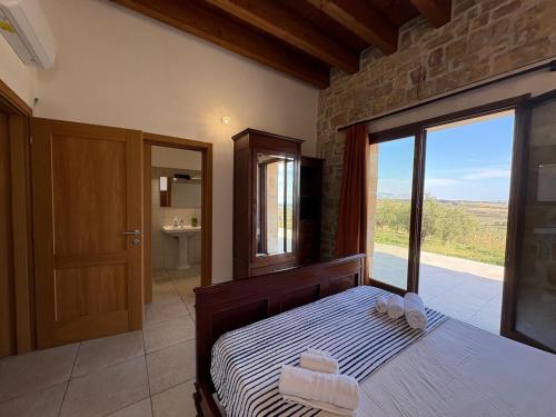 Stunning view Pool Garden AC Private parking في مارينيلا دي سيلينونتي: غرفة نوم بها سرير ونافذة كبيرة