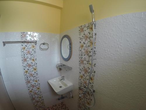 Et badeværelse på Carvalhos Regina guest house