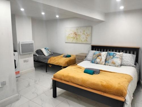 a bedroom with two beds and a tv in it at Modern 3-bed Serviced Appartement - Milnsbridge in Lindley