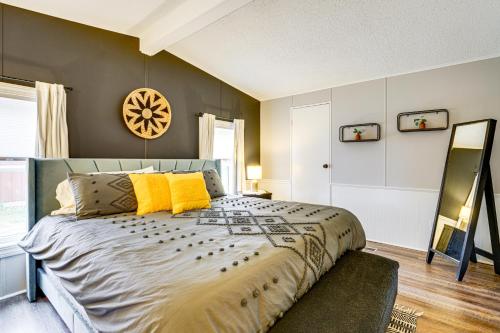 Una cama o camas en una habitación de 6 Mi to State Harbor! Stylish Port Austin Home