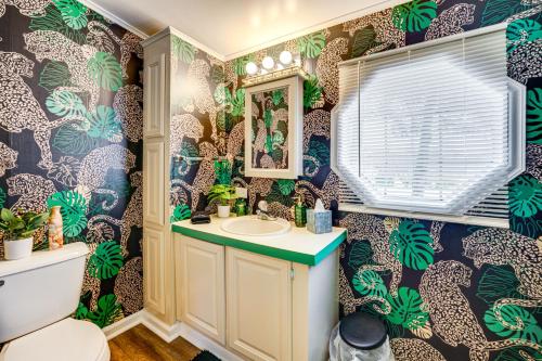 Un baño de 6 Mi to State Harbor! Stylish Port Austin Home