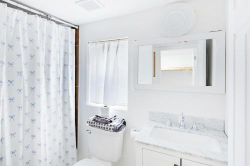 Phòng tắm tại Fresh 2BR Duplex • Pets Welcome