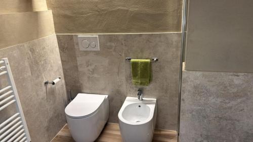 a bathroom with a toilet and a bidet at Podere Gorette in Poggibonsi