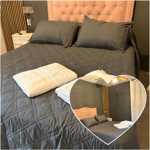 - une chambre avec un lit et un miroir en forme de cœur dans l'établissement Dpto Moya, à La Porteña