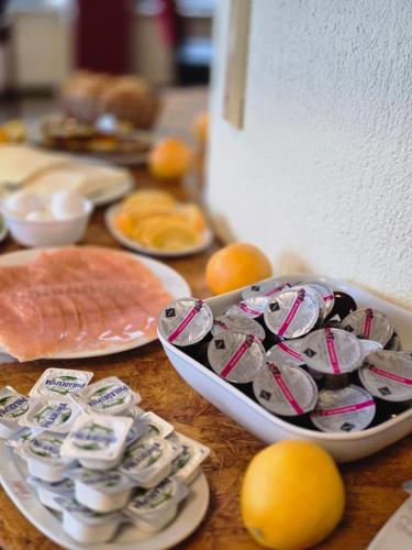 een tafel met een kom sushi en een bord vlees bij Boutique HOTEL am KRANICHSEE in Hahnenklee-Bockswiese