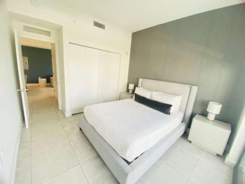 Modern Brickell Apartment Free Parking Pool and Gym photo 5