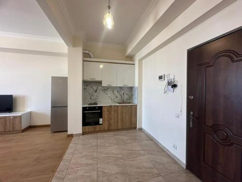 una stanza con una cucina con una grande porta di Apartment in Yerevan a Yerevan