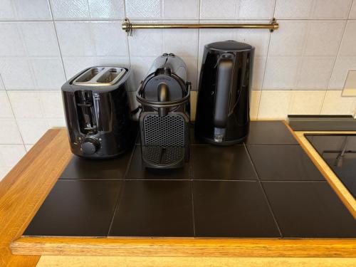 Dolomiti Dream House في سنسنيجا: كونتر توب عليه اثنين من ماكينات القهوة