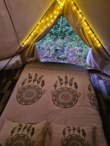 Postel nebo postele na pokoji v ubytování Grande tente au pied du Vercors